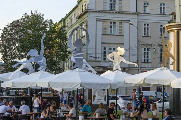 Café de rue situé près de l'opéra avec des silhouettes de bal — Photo