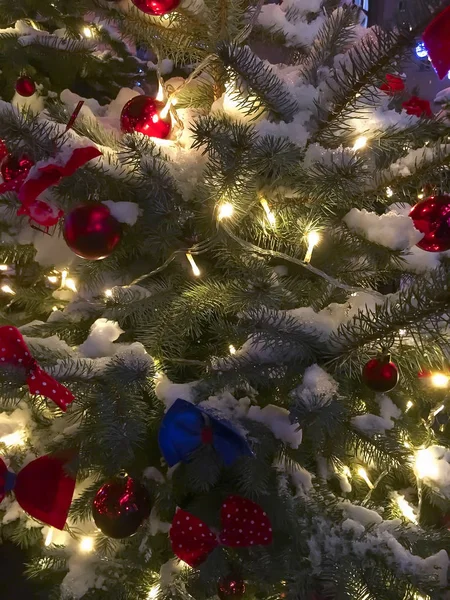 Weihnachtsbaum mit Spielzeug und einem Kranz mit Schnee geschmückt — Stockfoto