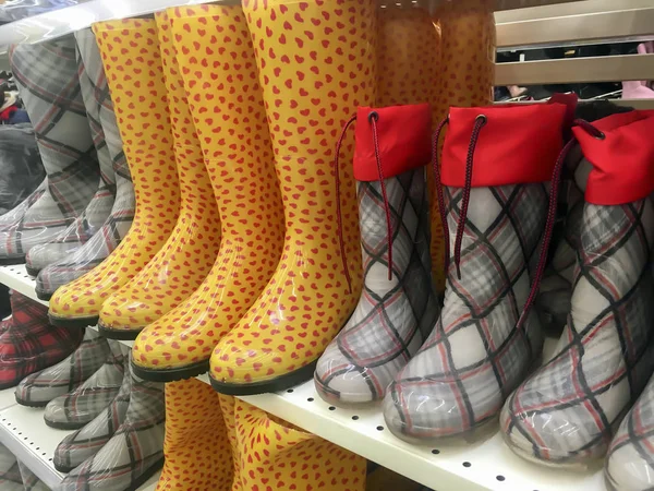 Botas de goma en un estante en una tienda — Foto de Stock