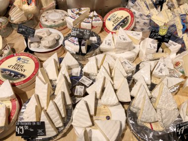 Süpermarkette vitrinde duran yumuşak peynir.