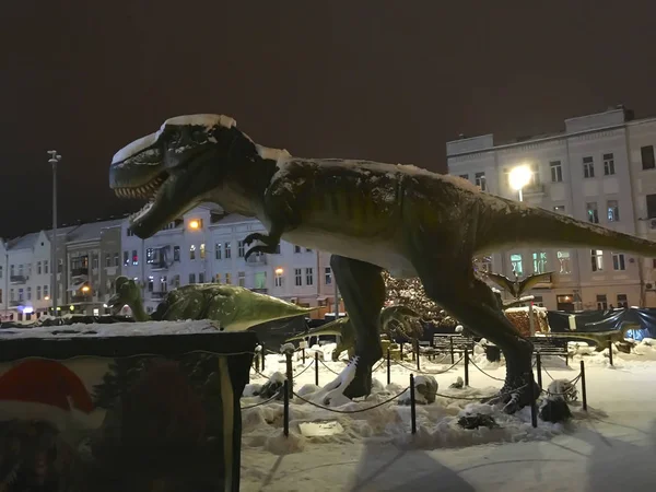 Bir alışveriş merkezinin önündeki gerçekçi dinozor heykeli.