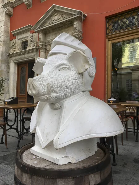 Escultura de una cabeza de cerdo frente a un restaurante en el centro de Lviv — Foto de Stock