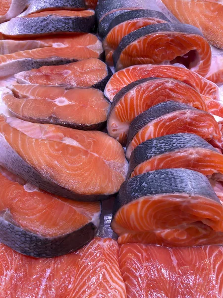 Peixes vermelhos frescos cortados em pedaços — Fotografia de Stock