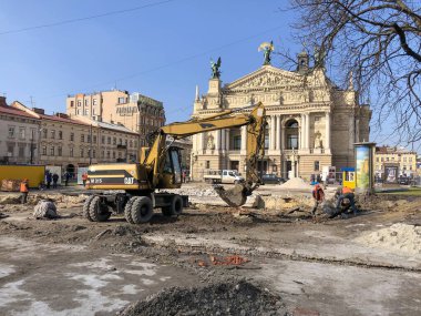 LVIV, UKRAINE - 10 Mart 2020 'de Lviv, Ukrayna' da Opera Binası 'nın önündeki meydanda bir kuru çeşme inşaatı