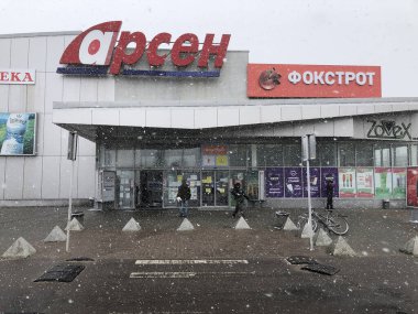 LVIV, UKRAINE - 22 Mart Lviv 'e kar yağdı. 22 Mart 2020 'de Ukrayna, Lvov' da COVID-19 karantinası sırasında Arsen süpermarketine giriş