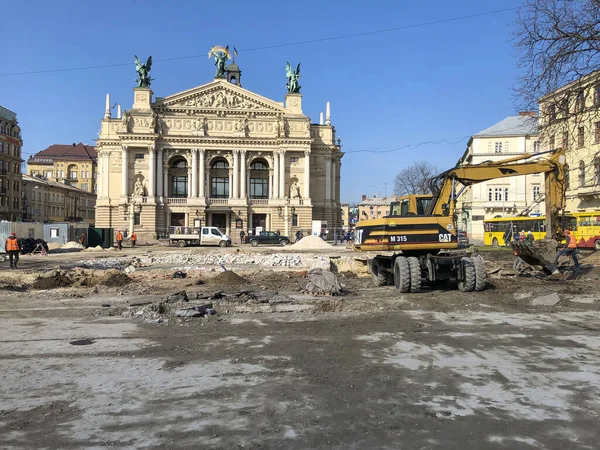 Lviv Ucrânia Março Construção Uma Fonte Seca Praça Frente Ópera — Fotografia de Stock