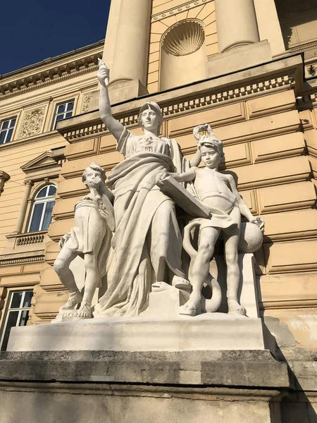 Lviv Ukrajina Března Sochařská Skupina Vzdělání Vchodu Lvovskou Univerzitu Března — Stock fotografie