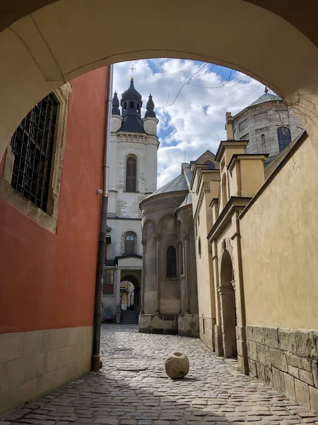 สถานท ญทางสถาป ตยกรรมในใจกลางของ Lviv เครน โบสถ อาร เมเน ยของสมมต ฐานของพระแม — ภาพถ่ายสต็อก