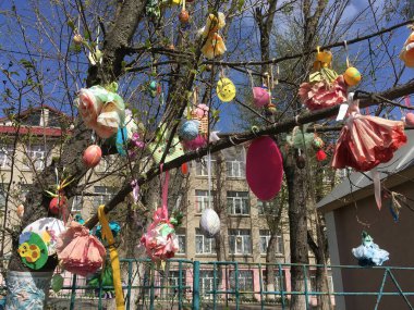 Paskalya ağacı. Paskalya eşyalarıyla süslenmiş bir ağaç: Paskalya yumurtaları, oyuncaklar, çiçekler, kurdeleler