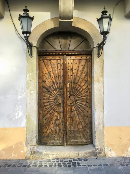 Stare Drewniane Drzwi Lampkami Retro Bokach — Zdjęcie stockowe