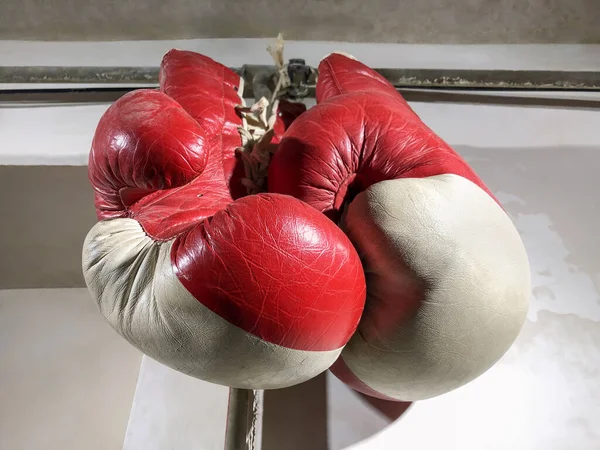 Παλιά Κόκκινα Γάντια Πυγμαχίας Κοντά Κολλάει Στον Τοίχο Στο Γυμναστήριο — Φωτογραφία Αρχείου
