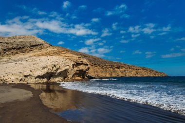 Atlantik Okyanusu sahilinin derin mavisi, öğleden sonra Tenerife sahilinde
