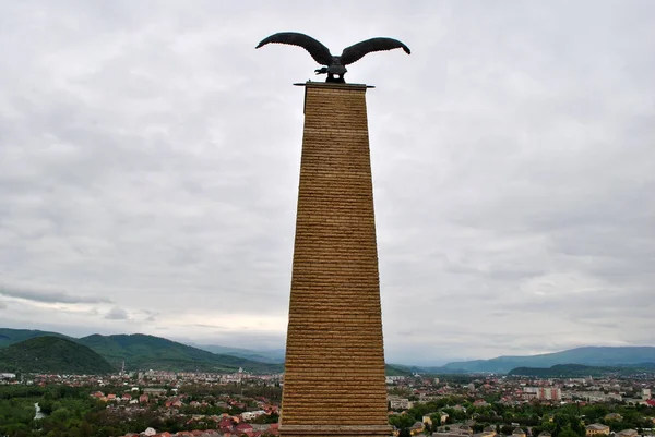 Monument till fågeln på Mukacheve castle — Stockfoto