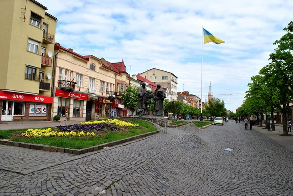 Strada verde nella città ucraina Mukacheve — Foto Stock