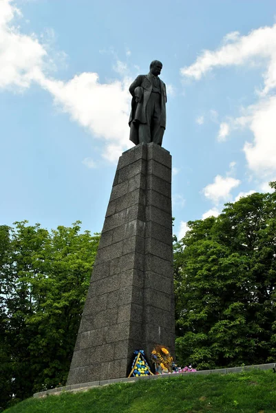 Statyn Till Shevchenko Med Blommor — Stockfoto