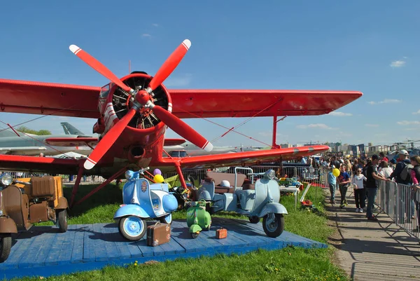 Червоний Біплан Авіаційній Виставці — стокове фото