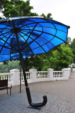 Kasaba parkında Mavi Şemsiye