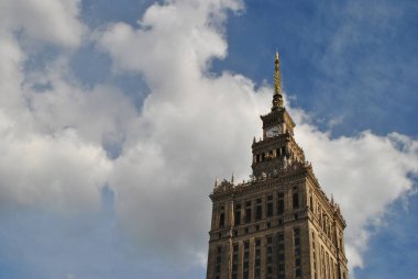 Varşova 'da saati olan kule