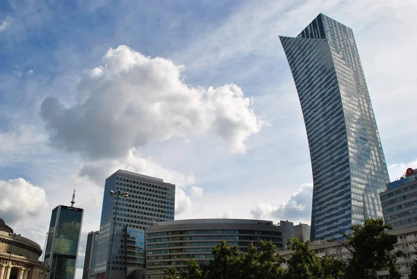 Хмара Над Сучасними Будівлями Варшава — стокове фото