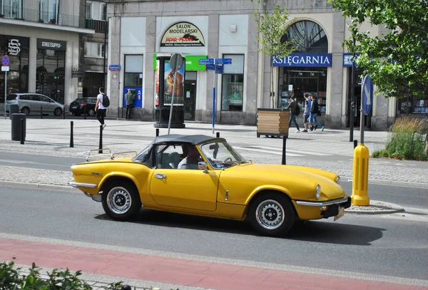 Polonya Nın Varşova Caddesinde Sarı Coupe Auto — Stok fotoğraf