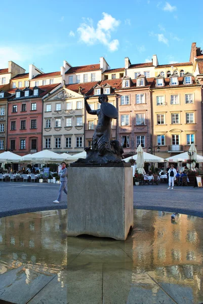 波兰华沙的美人鱼雕像 — 图库照片