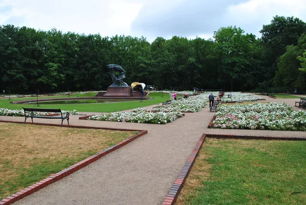 바르샤바의 공원에 기념비 — 스톡 사진