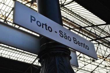 Tren istasyonunda bir tabela, Porto.