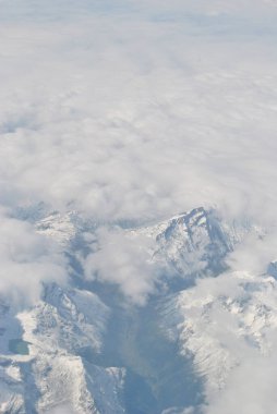 Bulutların üzerindeki dağlar, uçaktan manzara