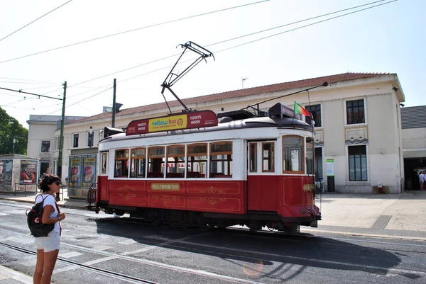 ポルトガルのリスボンにある古い赤いトラム — ストック写真