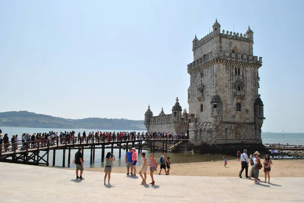 Multitud Turistas Cerca Torre Portugal —  Fotos de Stock