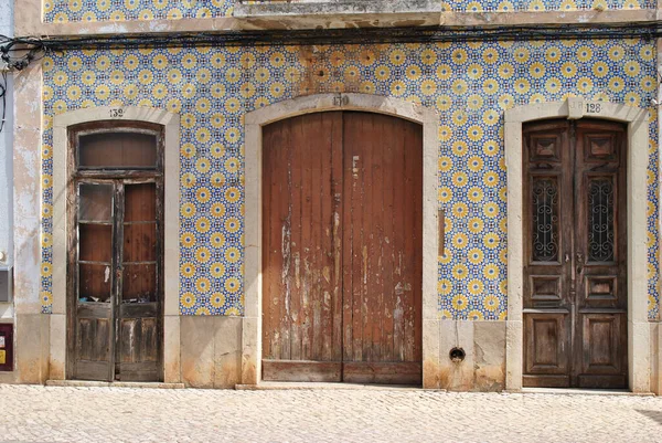 Dörrar Övergivet Hus Portugal Stockbild