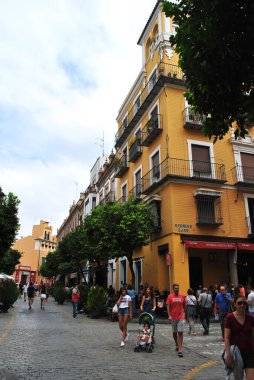 İnsanlar Sevilla 'da sokakta yürüyor.