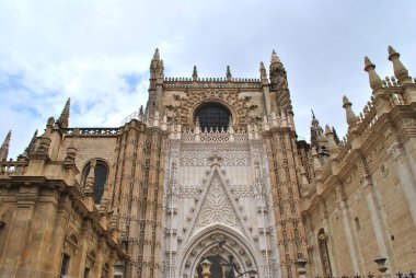 İspanya 'daki Sevilla Katedrali' nin merkez girişinin üst katında.