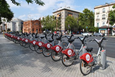 Sevilla 'da şehir bisikletleri için park yeri