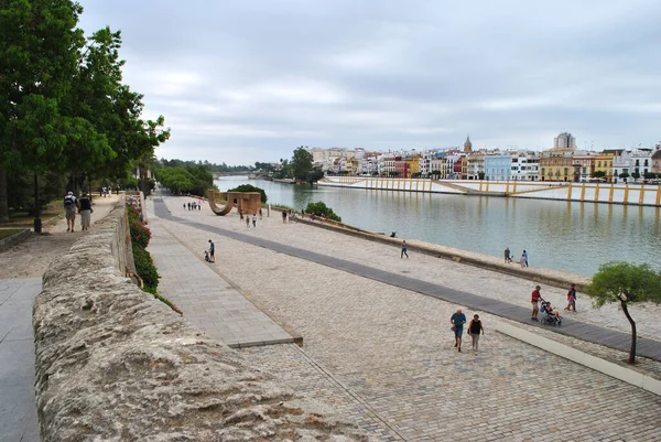 Turistas Estão Caminhando Aterro Fluvial Sevilha — Fotografia de Stock