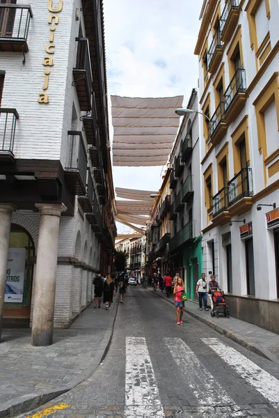 スペインのセビリアで最も狭い通り — ストック写真