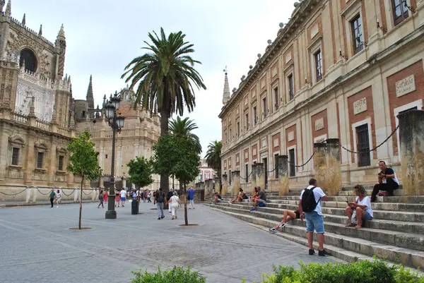 Turistas Estão Descansando Nas Escadas Sevilha — Fotografia de Stock