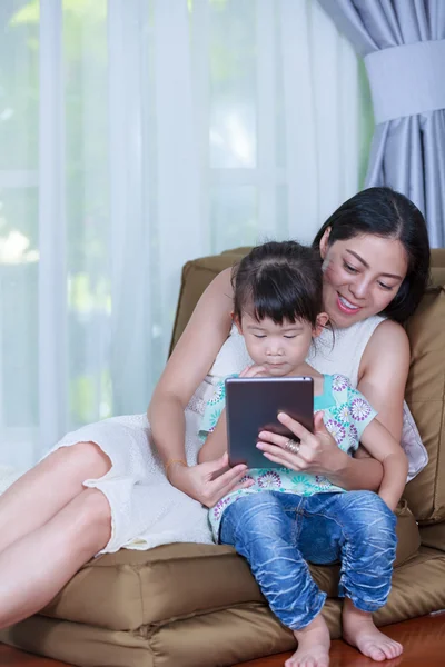 Moeder en dochter met behulp van digitale tablet. Familie tijd doorbrengen samen thuis. — Stockfoto