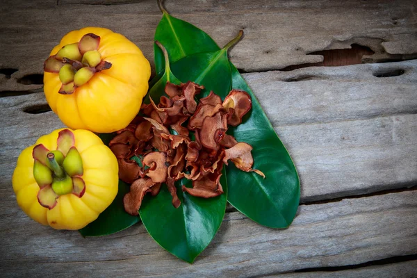 Garcinia cambogia friss gyümölcsöt a fa háttér. Gyümölcs diéta élelmiszer — Stock Fotó