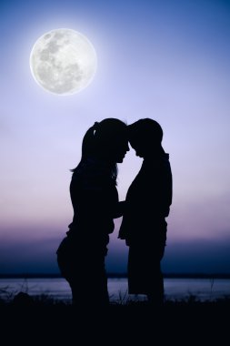 Anne ve çocuk riverside adlı zevk siluet yan görünüm. 