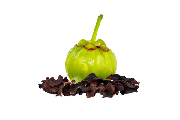 Garcinia cambogia, frutas frescas y secas, aisladas en blanco . — Foto de Stock