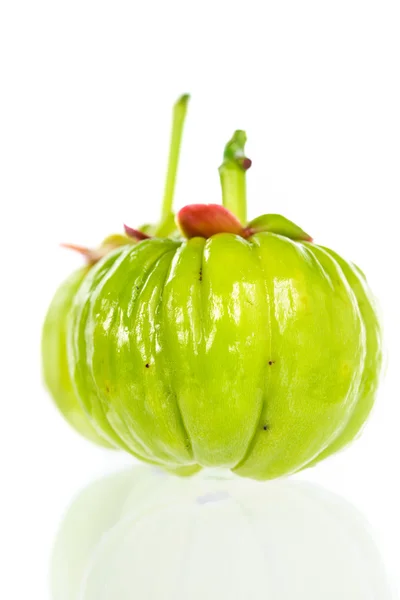 Cerrar garcinia cambogia con reflexión sobre fondo blanco . — Foto de Stock