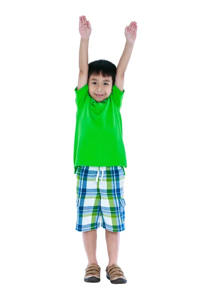 Повне тіло азіатської дитини посміхається і піднімає руки вгору, ізольовано на білому тлі — стокове фото