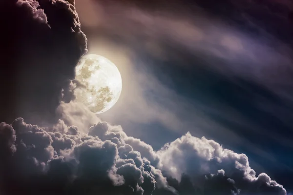 Ciel nocturne avec des nuages, la pleine lune brillante serait — Photo