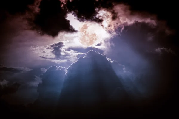 Nighttime sky with clouds, bright full moon would make a great b — Stock Photo, Image