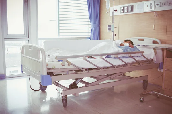 Ασίας αγόρι που βρίσκεται σε sickbed με αλατούχο ενδοφλέβια (Iv). Φροντίδας υγείας και άτομα έννοια. Vintage στυλ. — Φωτογραφία Αρχείου