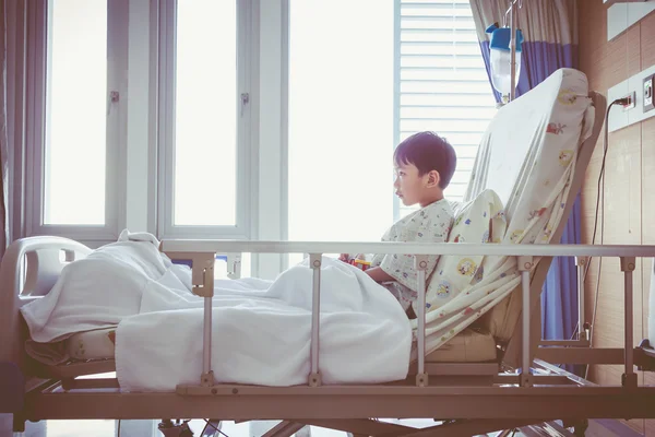 Niño asiático ingresado en la habitación del hospital con bomba de perfusión intravenosa IV goteo . —  Fotos de Stock