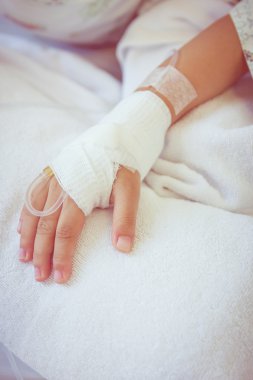 Bir çocuğun hasta el içinde serum fizyolojik Intravenous (IV) damla.