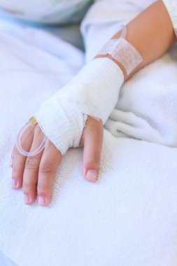 Bir çocuğun hasta el içinde serum fizyolojik Intravenous (IV) damla.