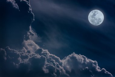Gece vakti gökyüzünün bulutlu parlak dolunay büyük bir arka plan yapmak.